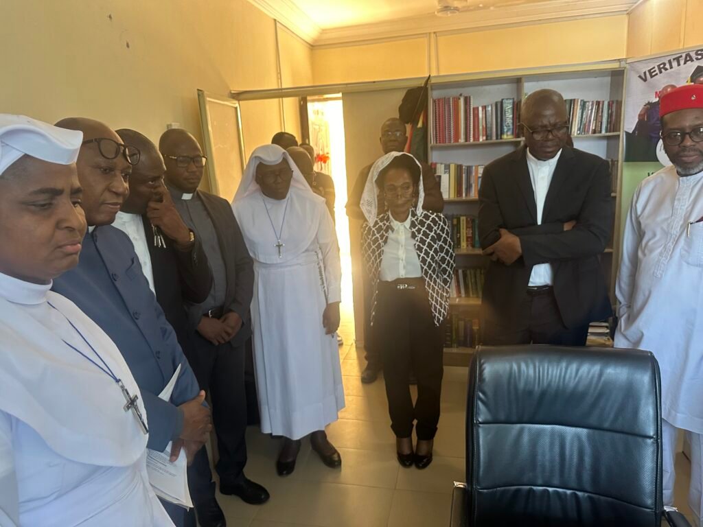 Leaders and Board members of the VUEF Foundation and university inside the Vuef office